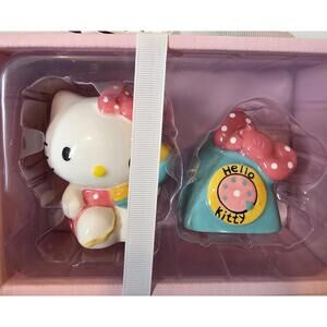 Hello kitty salt and pepper shakers